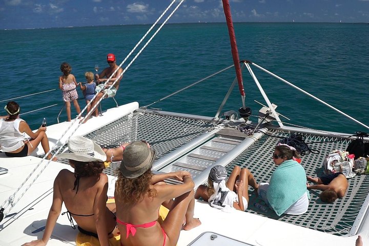 Catamaran Adventure Full Day: Ile aux cerfs, GRSE Waterfall, Snorkelen & BBQ-lunch