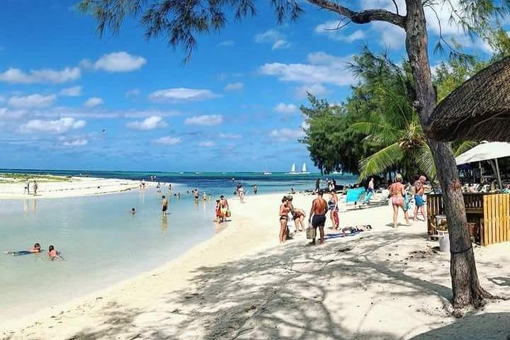 Catamaran Adventure Full Day: Ile aux cerfs, GRSE Waterfall, Snorkelen & BBQ-lunch
