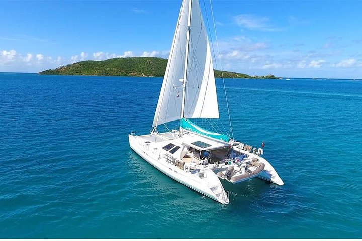 Catamaran Adventure Full Day: Ile aux cerfs, GRSE Waterfall, Snorkelen & BBQ-lunch