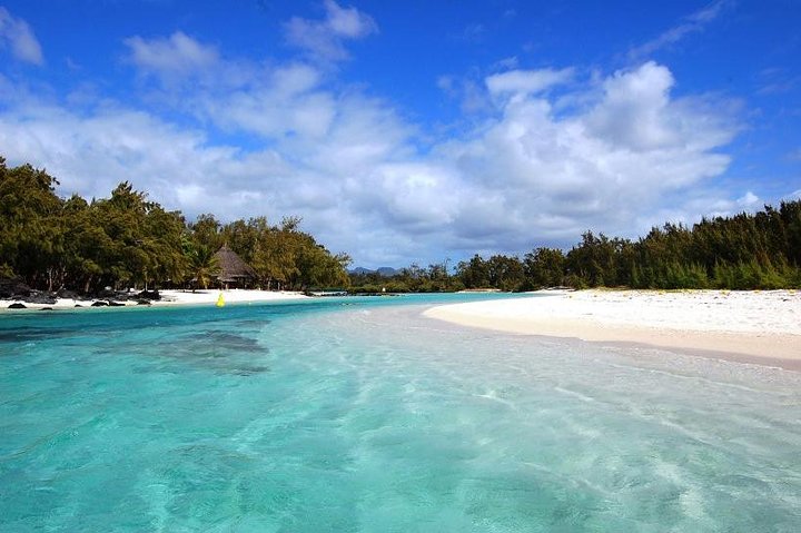 Catamaran Adventure Full Day: Ile aux cerfs, GRSE Waterfall, Snorkelen & BBQ-lunch