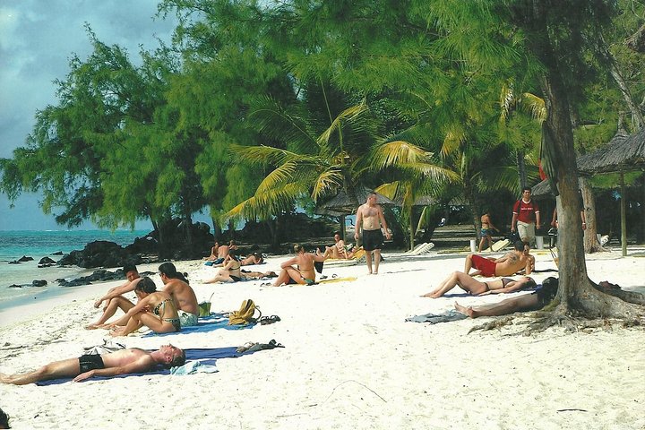 Catamaran Adventure Full Day: Ile aux cerfs, GRSE Waterfall, Snorkelen & BBQ-lunch