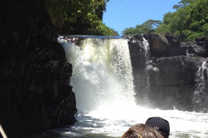 Catamaran Adventure Full Day: Ile aux cerfs, GRSE Waterfall, Snorkelen & BBQ-lunch