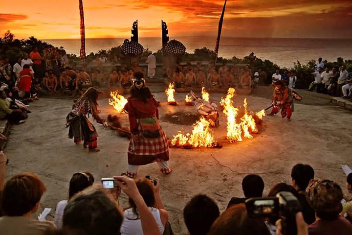 Privat Uluwatu solnedgångstur med Kecak dans och middag