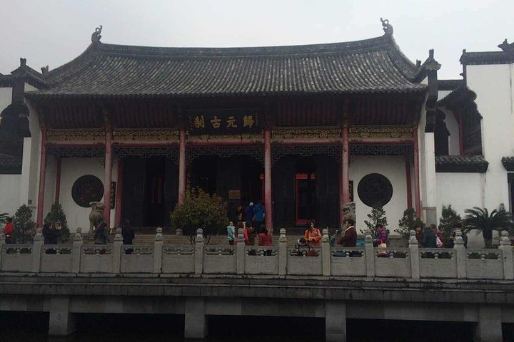 Excursão Privada de Wuhan a Torre do Guindaste Amarelo, Templo Guiyuan e Museu da Província de Hubei