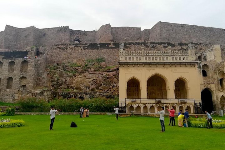 Halvdagstur i Hyderabad til Golkonda-fortet og Qutub Shahi-gravene i privat bil