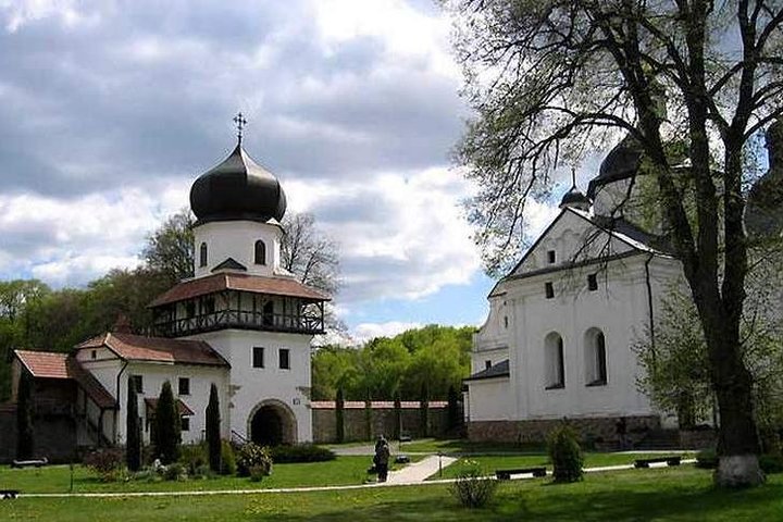 Tour privato di mezza giornata del monastero di Zhovkva e Krekhiv da Leopoli
