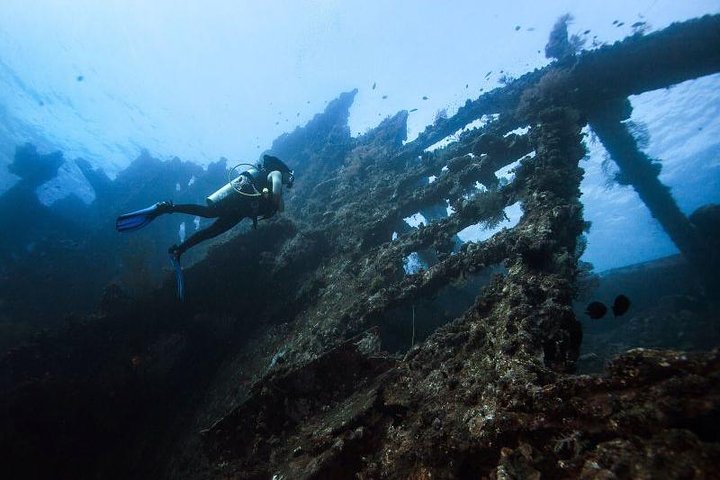 Buceo en Tulamben Buceo en el naufragio del USS Liberty