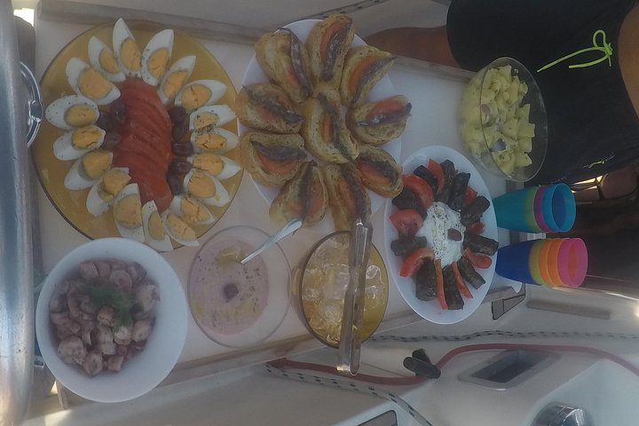 Milos Ganztägige Bootsfahrt in kleiner Gruppe mit Schnorcheln und Mittagessen