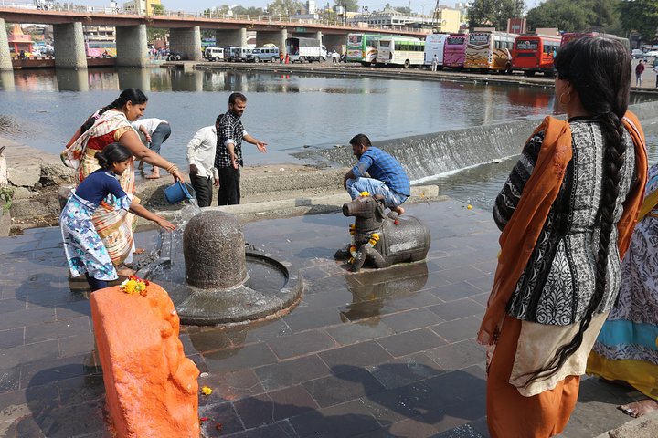 Scopri la città religiosa: Nashik con tour di degustazione di vini