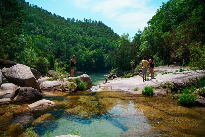 Da Lagoa da Cascata de Porto, Aldeia Antiga no Parque Nacional da Gerês