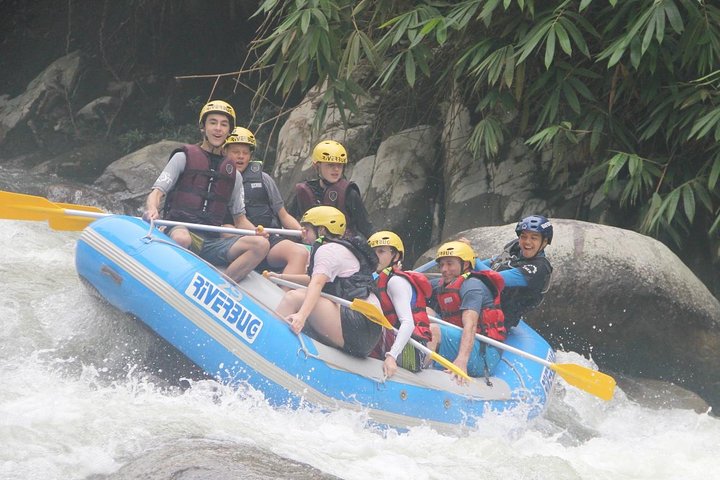 Rafting de água branca do rio Kiulu a partir de Kota Kinabalu