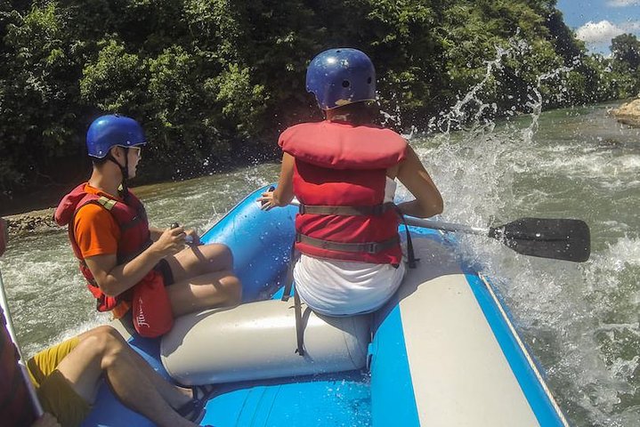 Rafting de água branca do rio Kiulu a partir de Kota Kinabalu