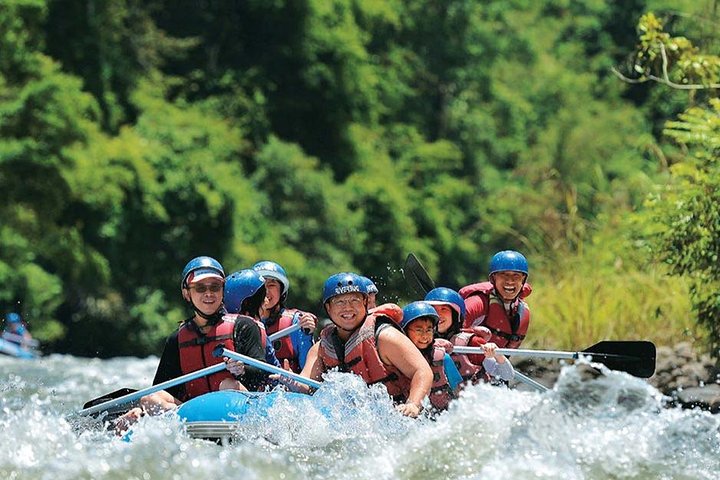 Rafting de água branca do rio Kiulu a partir de Kota Kinabalu