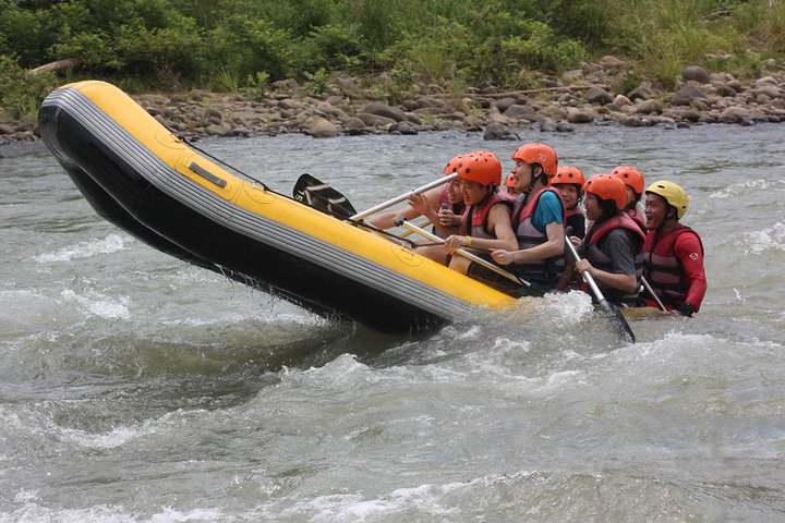 Rafting de água branca do rio Kiulu a partir de Kota Kinabalu