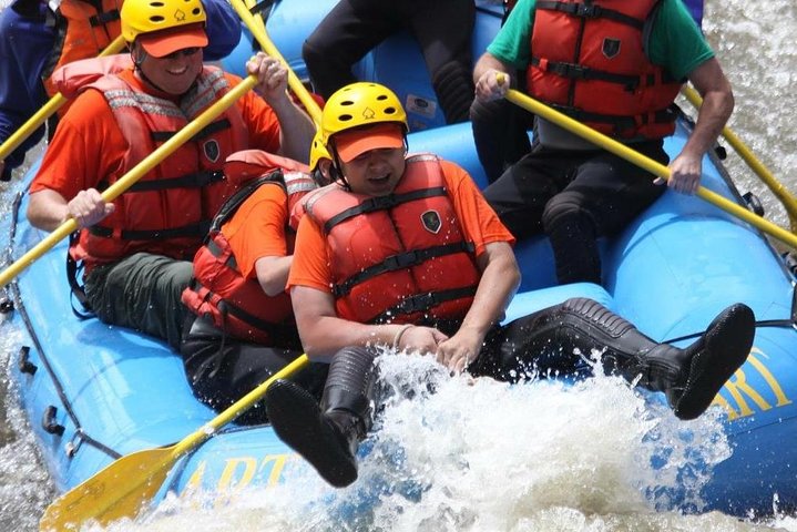 Rafting de água branca do rio Kiulu a partir de Kota Kinabalu