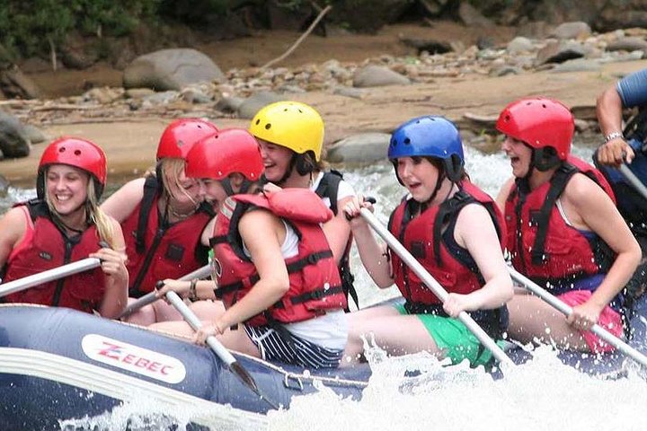 Rafting de água branca do rio Kiulu a partir de Kota Kinabalu
