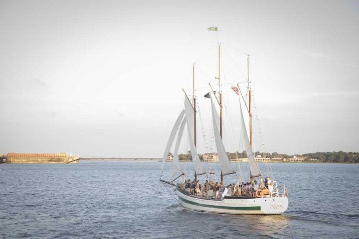Crociera pomeridiana con i delfini in goletta nel porto di Charleston