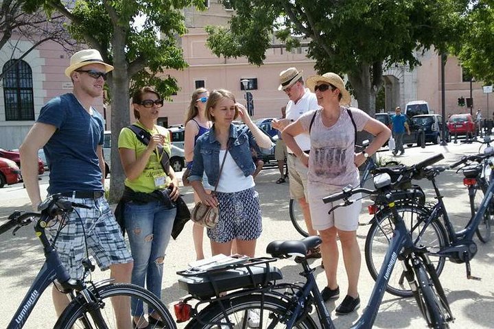 E-bike tour met een lokale gids door het historische centrum van Cagliari.
