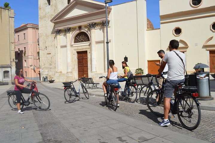 E-bike tour met een lokale gids door het historische centrum van Cagliari.