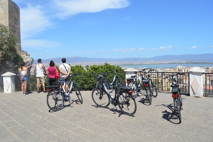 E-bike tour met een lokale gids door het historische centrum van Cagliari.