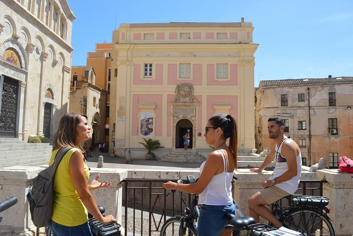 E-bike tour met een lokale gids door het historische centrum van Cagliari.