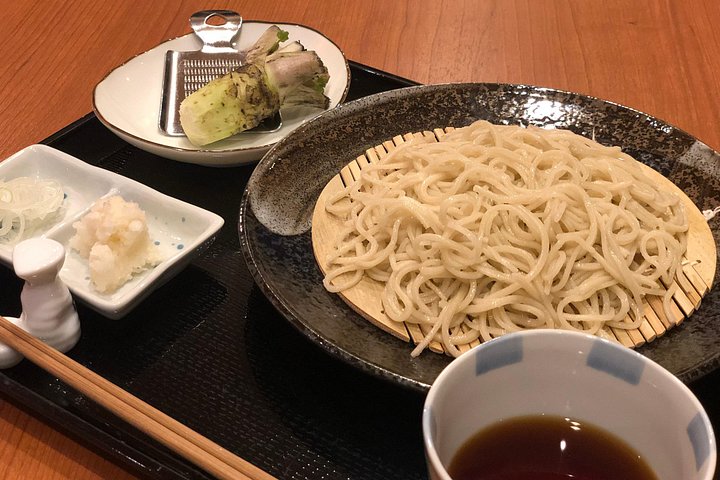 Dégustez des soba fraîchement préparés par vos soins dans un authentique restaurant local !Formule privée réservée à un seul groupe.