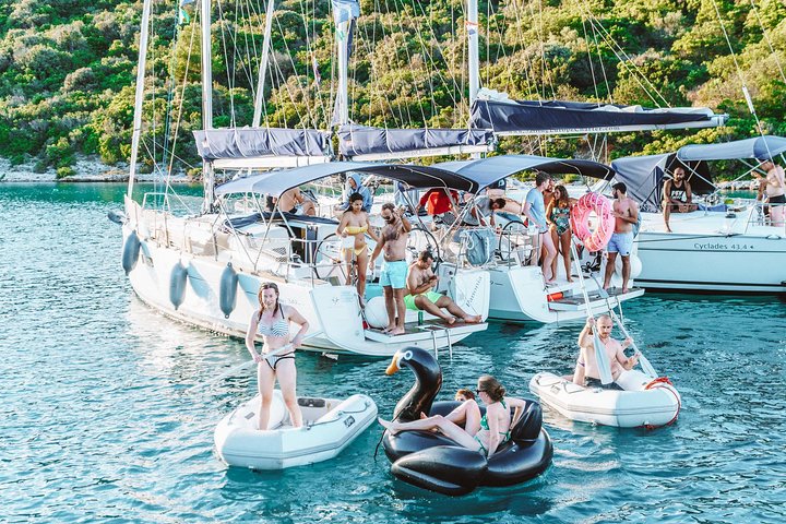 Mezza giornata in barca a vela su uno yacht confortevole intorno alle isole di Hvar e Pakleni - piccolo gruppo