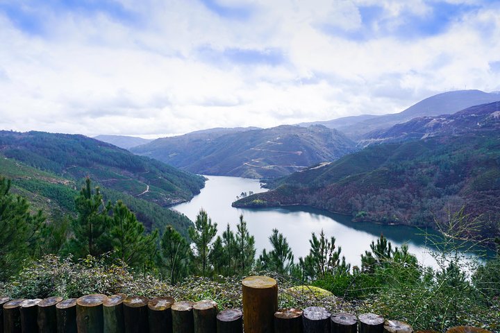 Da Lagoa da Cascata de Porto, Aldeia Antiga no Parque Nacional da Gerês