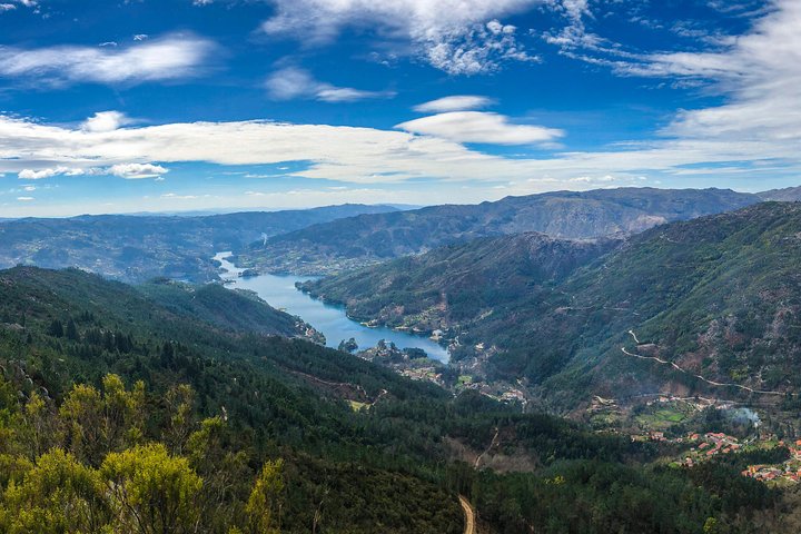 Kajakfahren und Wasserfall im Peneda-Gerês-Nationalpark von Porto aus