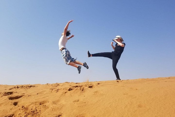 Dubai 4-timmars safari i röda öknen, kamelridning, sandboarding och falk