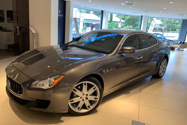Maserati Quattroporte Limousine Transfer vom Flughafen Cairns in die Stadt