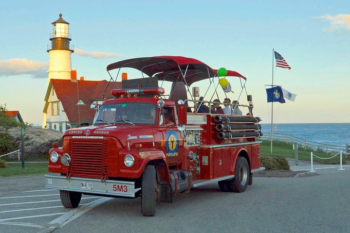 Giro turistico di camion dei pompieri d'epoca di Portland, Maine