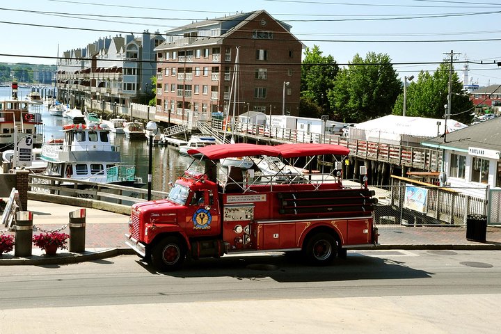 Giro turistico di camion dei pompieri d'epoca di Portland, Maine