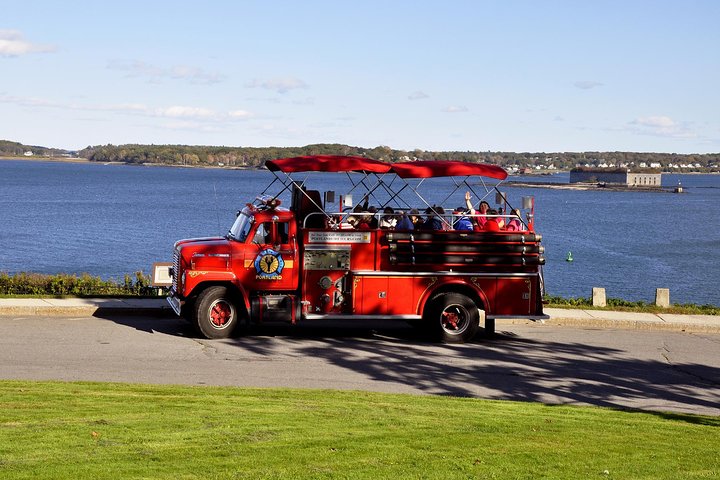Giro turistico di camion dei pompieri d'epoca di Portland, Maine