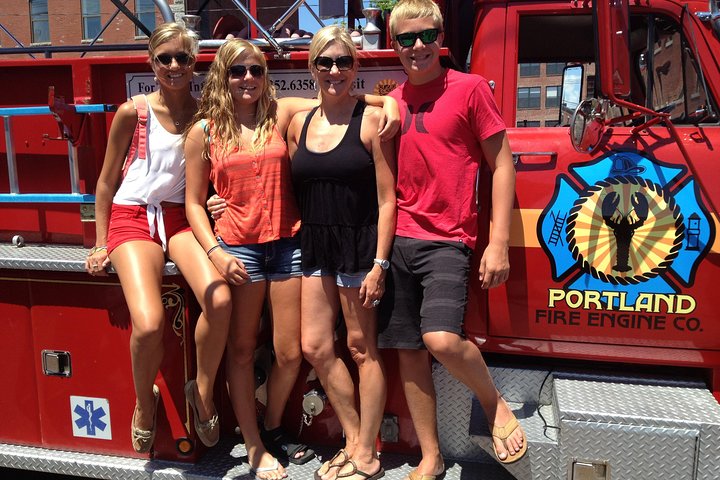 Giro turistico di camion dei pompieri d'epoca di Portland, Maine
