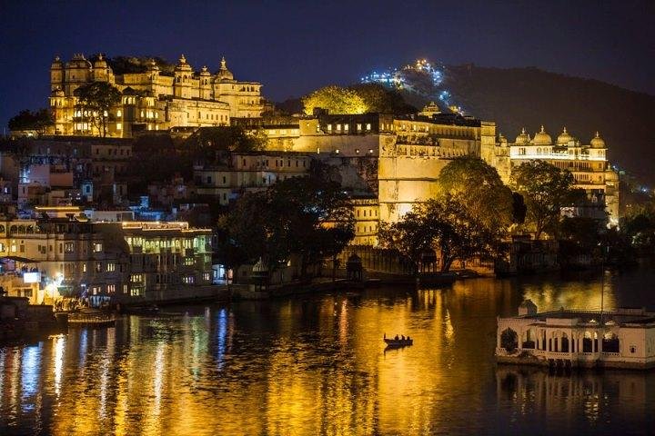 Tour privato per il Kumbhalgarh Fort e il Tempio Jana di Ranakpur da Udaipur