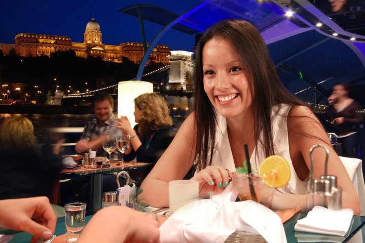Crociera con cena a lume di candela sul Danubio di Budapest con musica dal vivo