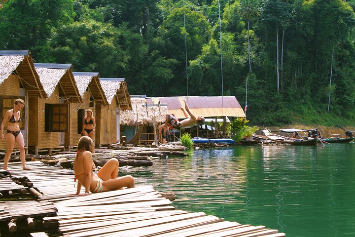 Bungalow flotante de bambú de 2 días y 1 noche en el lago Cheow Lan