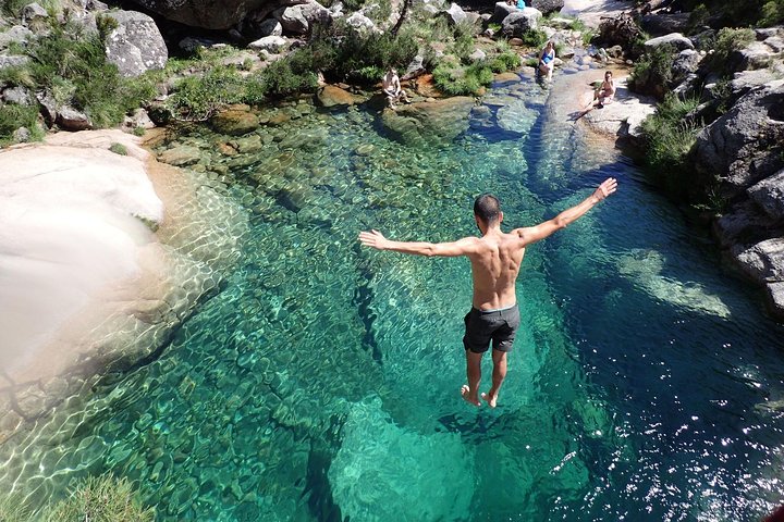 Da Lagoa da Cascata de Porto, Aldeia Antiga no Parque Nacional da Gerês