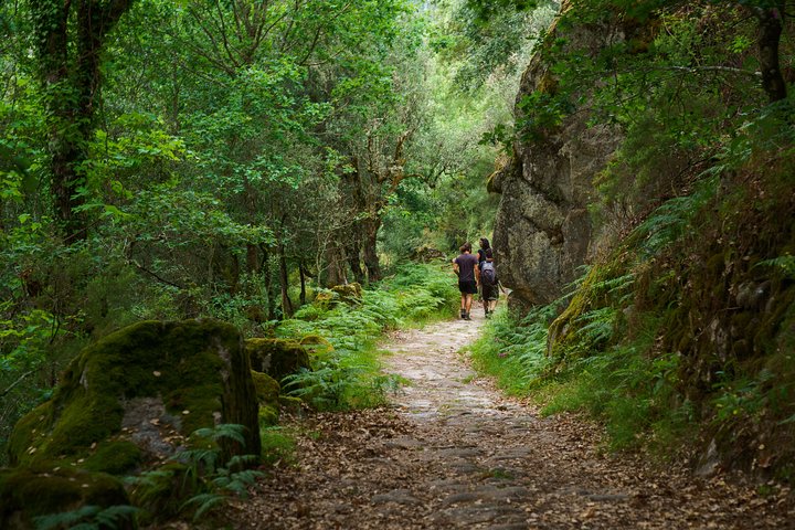 Da Lagoa da Cascata de Porto, Aldeia Antiga no Parque Nacional da Gerês