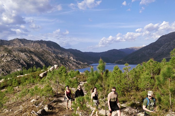 Da Lagoa da Cascata de Porto, Aldeia Antiga no Parque Nacional da Gerês