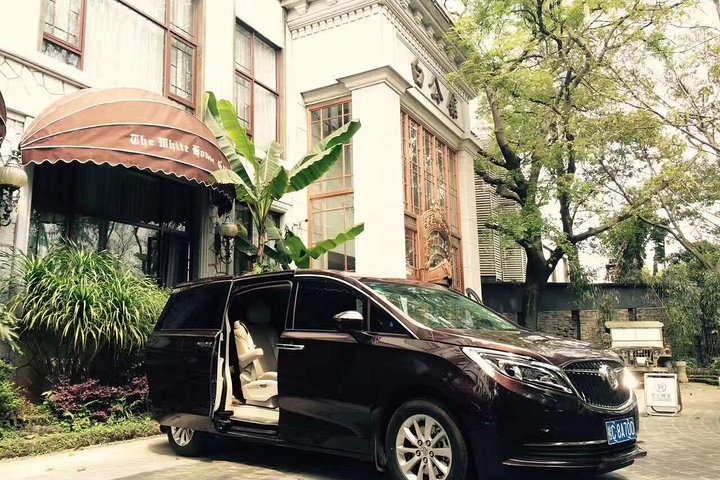 Privat transfer från Fenghuang Hotel till Zhangjiajie tågstation
