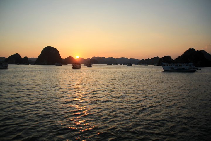 Ha Long Bay Cruise Day Tour - best selling: Kayaking, Swimming, hiking & Lunch