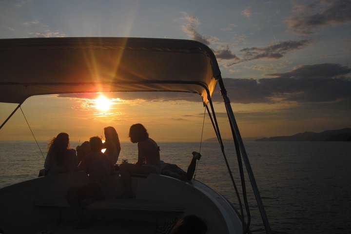 Experiencia de paseo en barco al atardecer en Cinque Terre con aperitivo y baño.