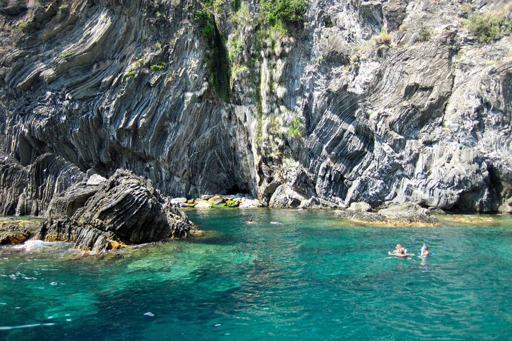 Experiencia de paseo en barco al atardecer en Cinque Terre con aperitivo y baño.