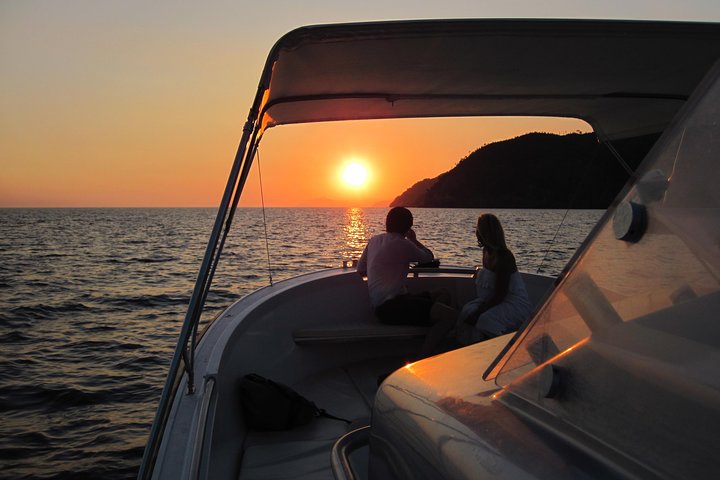 Experiencia de paseo en barco al atardecer en Cinque Terre con aperitivo y baño.
