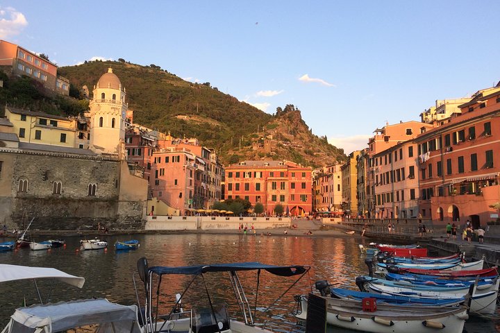 Experiencia de paseo en barco al atardecer en Cinque Terre con aperitivo y baño.