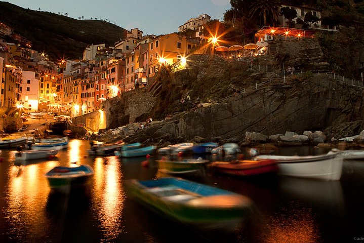Experiencia de paseo en barco al atardecer en Cinque Terre con aperitivo y baño.