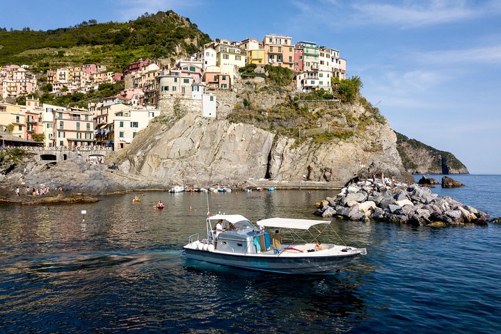 Experiencia de paseo en barco al atardecer en Cinque Terre con aperitivo y baño.