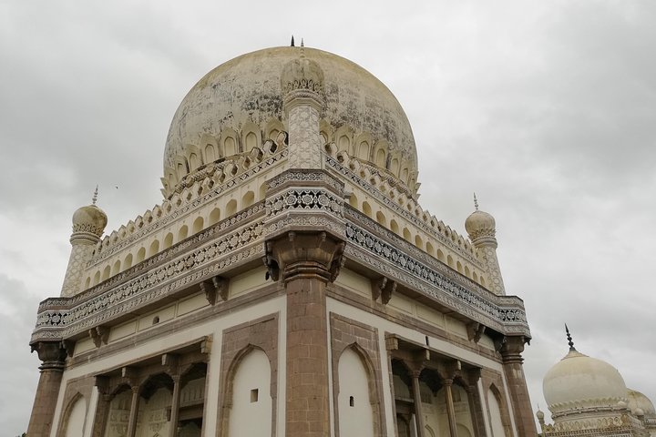 Halvdagstur i Hyderabad til Golkonda-fortet og Qutub Shahi-gravene i privat bil